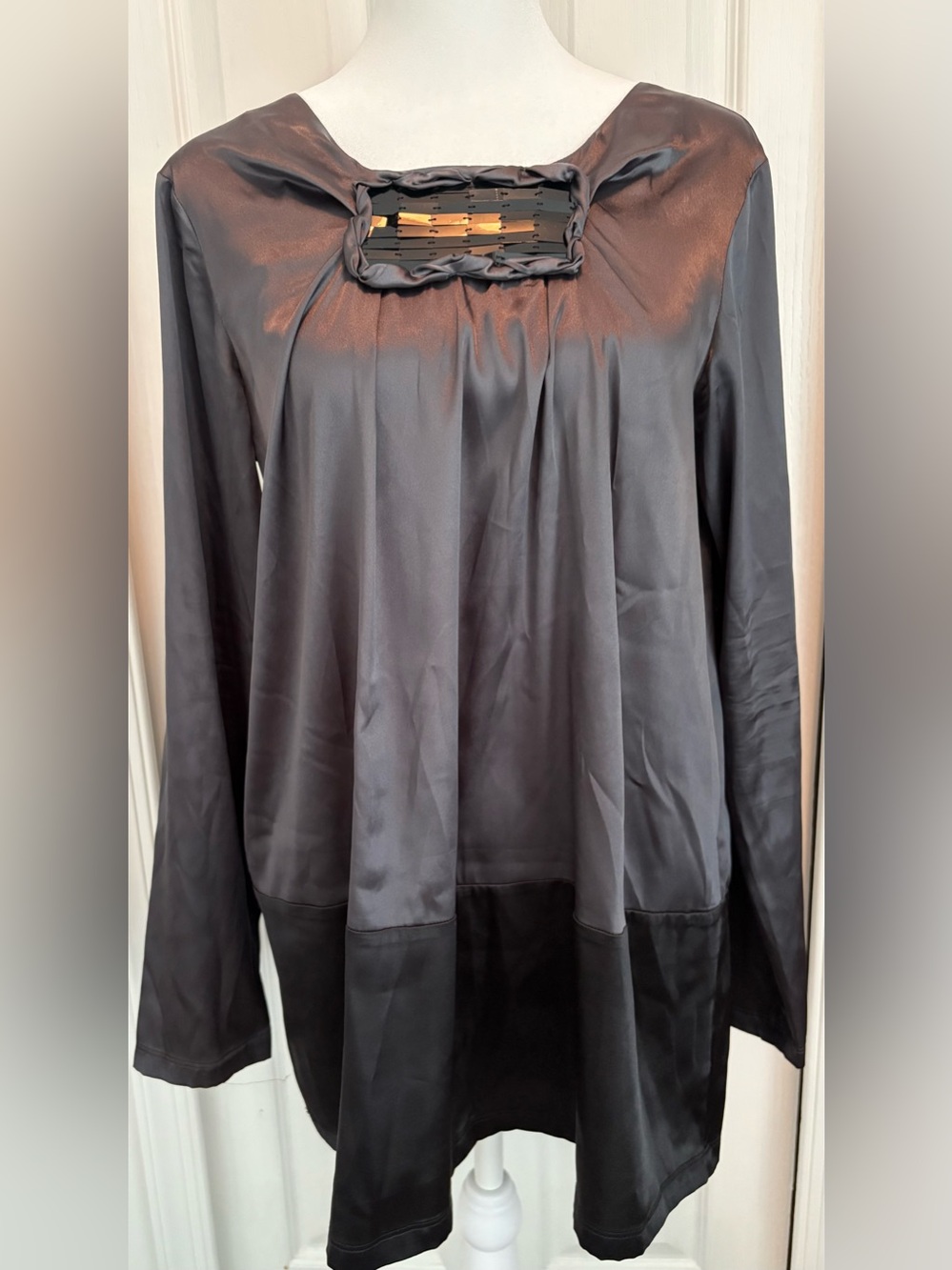 Simply Vera Vera Wang satin blouse grey ,with black Trim, Size 8, NWOT